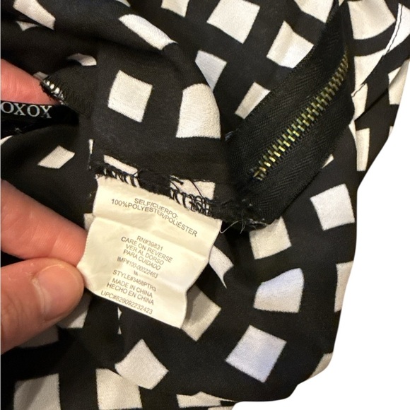 XOXO Shirt Womens Medium Black White Geometric Secretary Bow
Minimalist Neutral - Picture 12 of 12